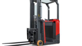 O empilhador elétrico E10 da Linde Material Handling pode ser utilizado de muitas maneiras, mesmo nos espaços mais apertados.