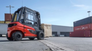O empilhador elétrico X30 da Linde MH em operação no exterior.