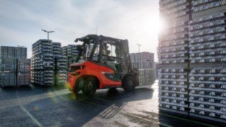 Um empilhador a diesel da Linde transporta mercadorias no recinto da fábrica de um fornecedor de automóveis.