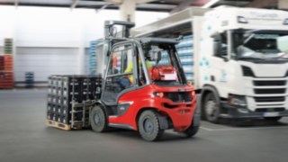 O empilhador a gás H35 carrega camiões em serviço contínuo, na Heurich. O empilhador a gás H35 da Linde Material Handling