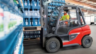 O empilhador com motor de combustão interna H35 da Linde Material Handling em operação no armazém.