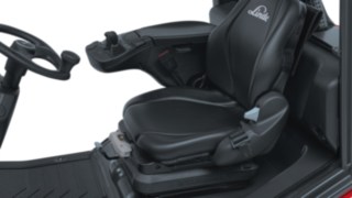 As diferentes variantes de assento proporcionam o máximo conforto. Os empilhadores Linde H20 - H25 oferecem um conforto de assento ideal.