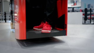 Stacker de dois níveis D10 AP da Linde com sensor de pé Stacker de dois níveis D10 AP da Linde com sensor de pé