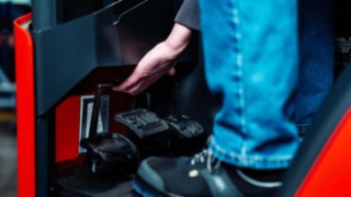 Empilhador retrátil da Linde MH com sistema de pedais ajustável em altura