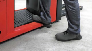 Empilhador preparador de encomendas com plataforma do operador com amortecimento pneumático