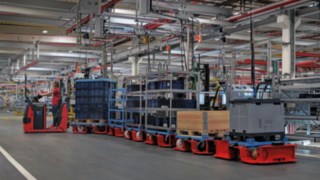 Abastecimento da linha de montagem pelo comboio logístico LT10 WX da Linde Material Handling