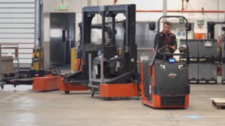 Abastecimento da linha de montagem por um comboio logístico da Linde Material Handling