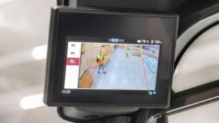 O visor da Linde Reverse Assist Camera da Linde MH mostra o que se passa atrás do equipamento.