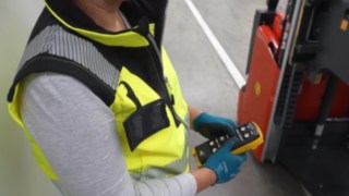 Uma colaboradora opera o stacker L03 EX da Linde Material Handling com proteção contra explosão, através de controlo remoto.