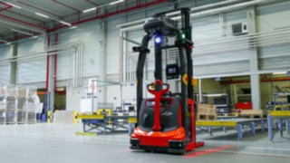 O equipamento automatizado da Linde suporta uma palete da correia transportadora O equipamento automatizado da Linde suporta uma palete da correia transportadora