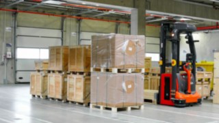 Movimentação de mercadorias no armazém com o equipamento automatizado da Linde Movimentação de mercadorias no armazém com o equipamento automatizado da Linde