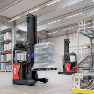 Vários R-MATIC da Linde MH transportam mercadorias pelo armazém.