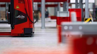 Um L-MATIC AC da Linde MH está estacionado num armazém.