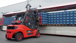 O empilhador a gás H80 da Linde move cargas pesadas sem esforço. Empilhador a gás H80 da Linde Material Handling