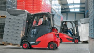 O empilhador a gás H18 EVO da Linde é particularmente compacto. Empilhador a gás H18 EVO da Linde Material Handling