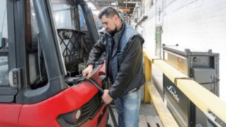 Empilhador elétrico E30 da Linde na estação de carga