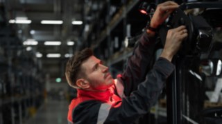 O técnico de assistência da Linde durante a instalação de uma solução de iluminação