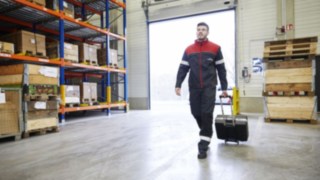 Um técnico da Linde Material Handling atravessa um armazém