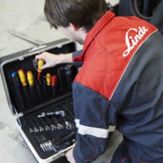 Técnico de assistência da Linde Material Handling com mala