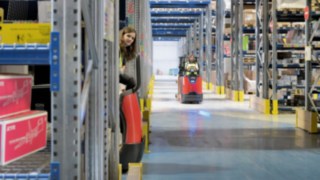 O Linde Bluespot™ no preparador de encomendas da série N20 da Linde Material Handling utiliza a luz como sistema ótico de alerta rápido.