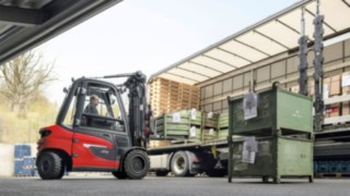 Um empilhador elétrico X35 da Linde a descarregar um camião