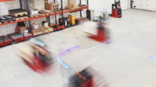 Empilhador automatizado da Linde Material Handling em movimento no armazém