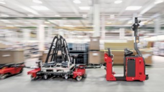 Equipamentos de movimentação de cargas da Linde Material Handling deslocam-se num armazém.