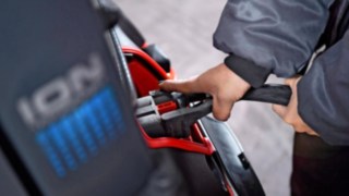 O empilhador elétrico da Linde E16 no processo de carregamento. O empilhador elétrico da Linde E16 no processo de carregamento.