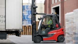 O empilhador de motor de combustão H35 da Linde Material Handling a carregar um camião 