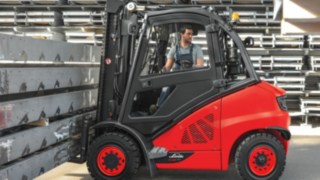 Empilhador Linde com motor de combustão interna em utilização Empilhador Linde com motor de combustão interna em utilização
