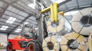 Um equipamento da Linde Material Handling transporta mercadoria.