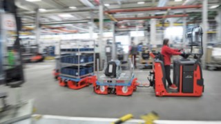 Abastecimento da linha de montagem por um comboio logístico da Linde Material Handling