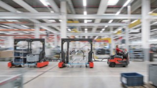 Os comboios logísticos da Linde Material Handling transportam diferentes tipos de mercadorias de uma só vez.