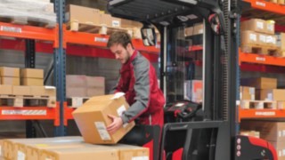 Um colaborador da equipa de preparação de encomendas deposita uma remessa de mercadorias.