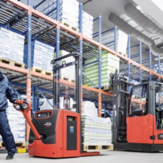 Empilhadores Linde com bateria de iões de lítio em câmara frigorífica pallet_stacker_L16_lithium_ion_cold_storage_reach_truck_R14_4421_5583_CX