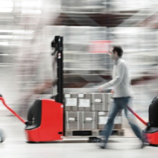 Stacker da Linde Material Handling carregado com mercadoria