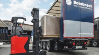 Empilhador retrátil da Linde.