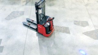 Stacker processado da Linde Material Handling no armazém