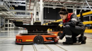 Uma técnica de assistência da Linde MH repara um C-MATIC