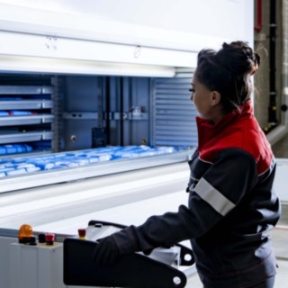 Uma técnica de assistência da Linde MH opera o armazém de peças pequenas automático.