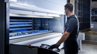 Um técnico de assistência da Linde MH opera o armazém de peças pequenas automático