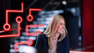 Mulher a olhar para a direita, para fora do enquadramento da imagem
