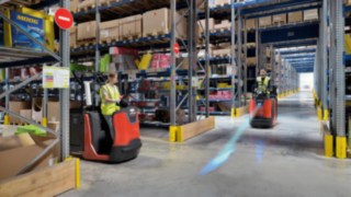 Um preparador de encomendas com Linde BlueSpot utiliza uma luz azul para alertar outro equipamento num cruzamento no armazém.