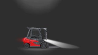 Iluminação do equipamento em operação num empilhador contrapesado. Iluminação do equipamento em operação num empilhador contrapesado.