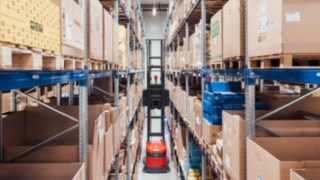 Equipamento para corredores estreitos da Linde Material Handling em operação. Equipamento para corredores estreitos da Linde Material Handling em operação.