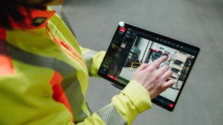Um tablet ajuda na consultoria de segurança da Linde MH. Um tablet ajuda na consultoria de segurança da Linde MH.