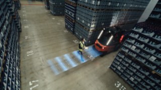 O sistema de assistência Linde Reverse Assist Radar em operação. Um peão a caminhar atrás do Linde X30.