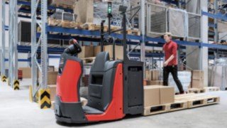 N20 com opção SA da Linde Material Handling em operação no armazém