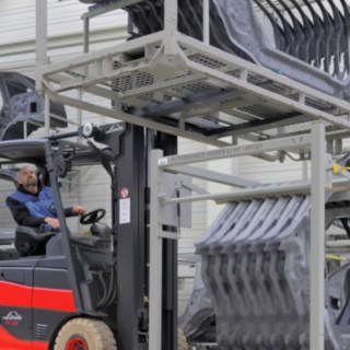 Empilhador com tecnologia de células de combustível durante a recolha de cargas Empilhador com tecnologia de células de combustível durante a recolha de cargas
