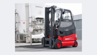 Empilhadeira da Linde Material Handling com acionamento de células de combustível à frente de um tanque de hidrogênio